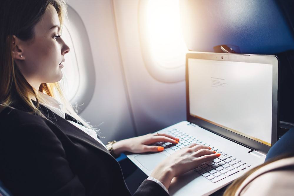 מחשב נייד בטיסה